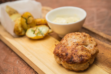 Image showing Succulent cooked beef burger with potato 