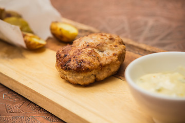 Image showing Succulent cooked beef burger with potato 