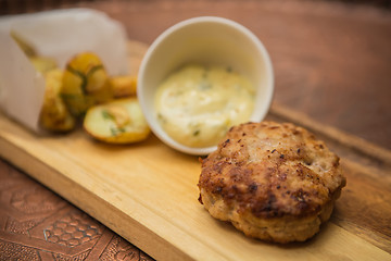 Image showing Succulent cooked beef burger with potato 