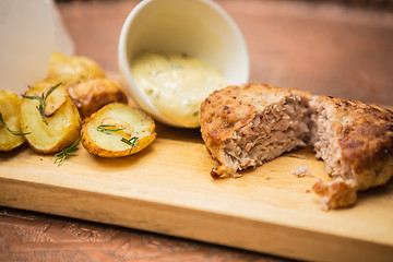 Image showing Succulent cooked beef burger with potato 