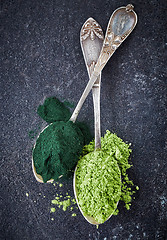 Image showing two spoons of spirulina algae and wheat sprouts powder