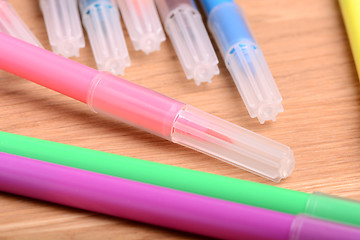 Image showing highlighter markers set on wooden plate
