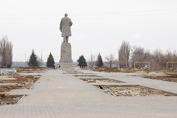 Image showing Construction mall to monument of Lenin on waterfront Krasnoarmeiskii Volgograd