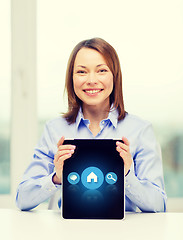 Image showing smiling businesswoman with tablet pc computer