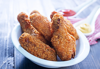 Image showing fried chicken wings with sauce