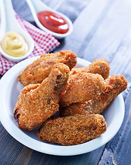 Image showing fried chicken wings with sauce