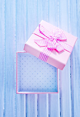 Image showing box for present