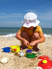 Image showing little girl plays at the sea