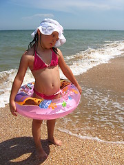 Image showing little girl plays at the sea