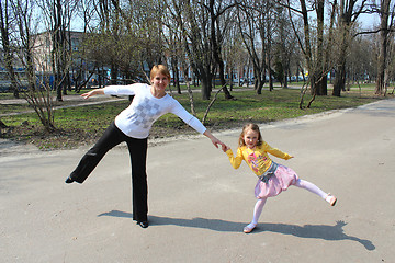 Image showing Mother with the daughter which dance in the city