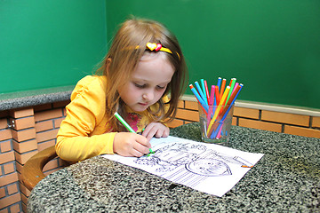 Image showing little girl drawing at the table