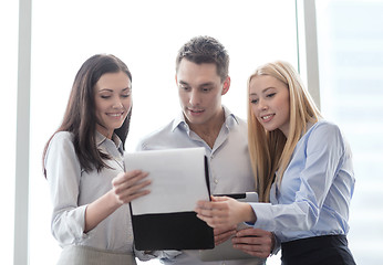 Image showing business team looking at clipboard