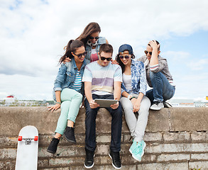 Image showing group of teenagers looking at tablet pc