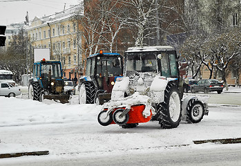 Image showing Tractors with snowplowing equipment on streets