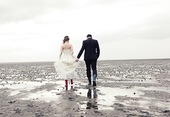 Image showing Married couple goes for a walk in the Wadden