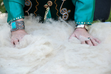 Image showing Female Muslim hands works with wool