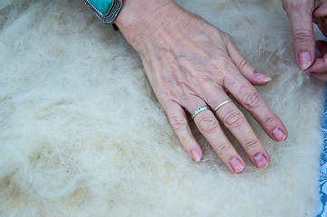 Image showing Female Muslim hands works with wool