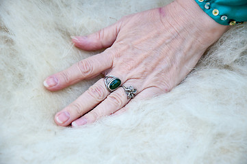 Image showing Female Muslim hands works with wool