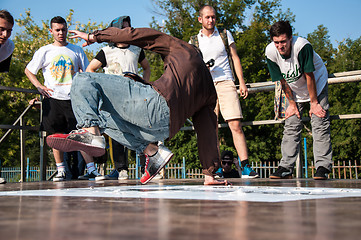 Image showing Artist break dance,