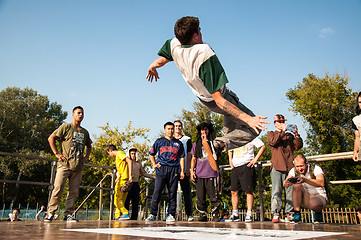 Image showing Artist break dance,