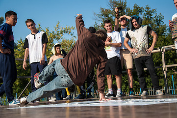 Image showing Artist break dance,