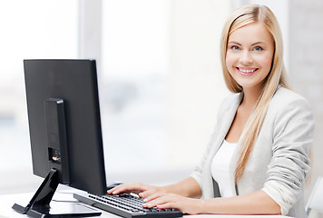 Image showing businesswoman with computer