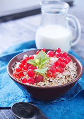 Image showing oat flakes with red currant