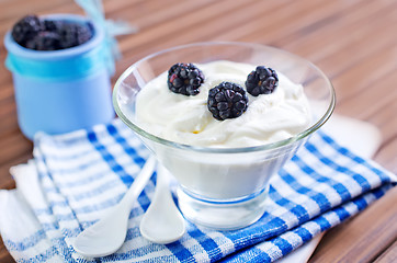 Image showing yogurt with blackberry