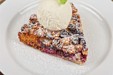 Image showing Crumble pie with black currants 