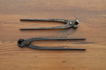 Image showing Pincers on wood