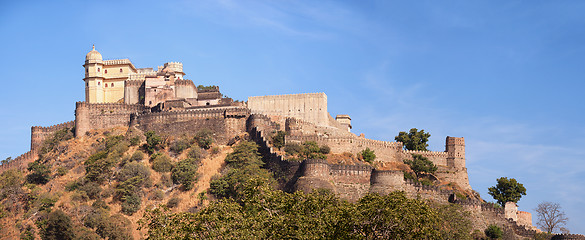 Image showing Domed tower and fortified wall of Kumbhalgarh Fortress near Udai