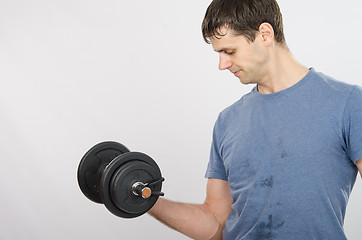 Image showing Athlete muscle pumps right hand heavy dumbbells