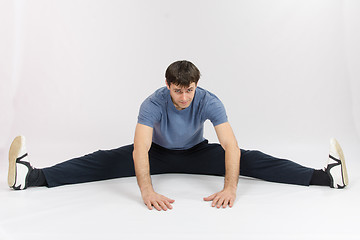 Image showing Athlete sitting on the splits