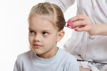 Image showing Mom braids hair six-year daughter