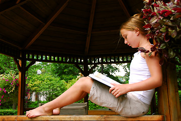 Image showing Girl read book