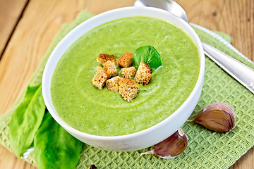 Image showing Soup puree of spinach with garlic on board