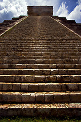 Image showing the stairs of chichen itza temple kukulkan 