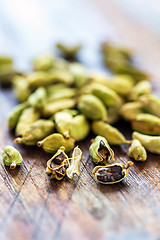 Image showing Little green cardamom seeds.