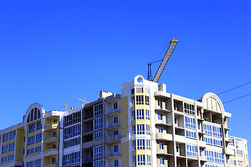 Image showing modern skyscraper with hoisting crane