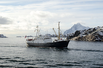 Image showing Gamle Helgeland entering the port of Svolvaer