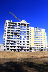 Image showing modern skyscraper with hoisting crane