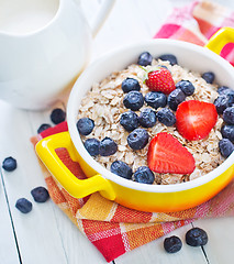 Image showing oat flakes with berries