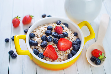 Image showing oat flakes with berries