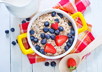 Image showing oat flakes with berries