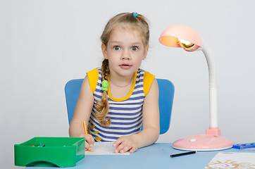 Image showing Surprised four-year girl draws pencils