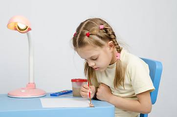 Image showing Six year old girl keen on drawing