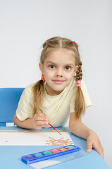 Image showing Six year old girl draws paints the sun