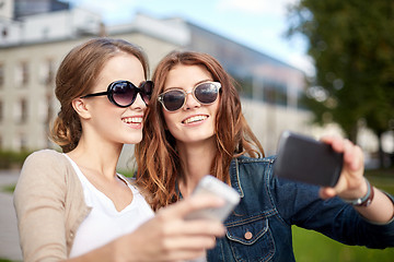 Image showing students or teenage girls with smarphone