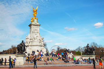 Image showing Queen Victoria memorial monument in front of the Buckingham pala