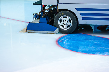 Image showing The machine for resurfacing ice in stadium